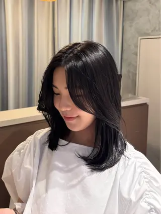 ミディアム esse大阪茶屋町店所属・レイヤーカット 新井田陽寿のヘアスタイル