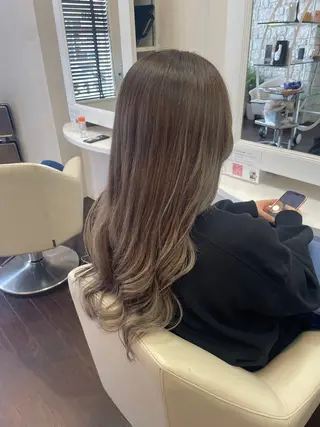 ロング カラー ラヴィールアーム所属・秋山 麗奈のヘアスタイル