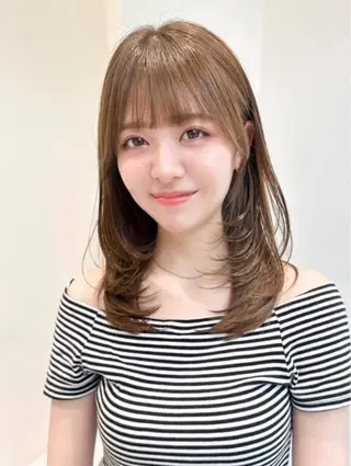 ミディアム 木田 真菜のヘアスタイル