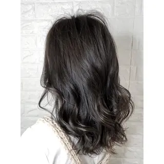 セミロング カラー KIZU 髪質改善 怪談を語る美容師のヘアスタイル