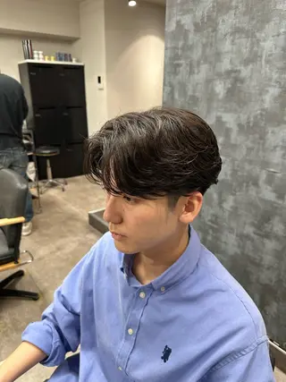 ミディアム パーマ メンズ SALOWIN 原宿 iori所属・🌟原宿指名No.1 センターパート⭐️のヘアスタイル