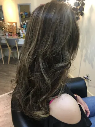 セミロング カラー 鶴見 和美のヘアスタイル