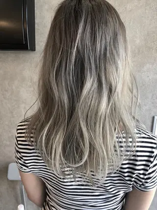 セミロング カラー 顔周りレイヤー/韓国 ブリーチminamiのヘアスタイル