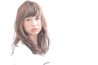ミディアム 岸川 恭子のヘアスタイル