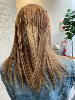 ミディアム カラー SALOWIN所属・ブリーチ✨ ボブ🪢レイヤーのヘアスタイル