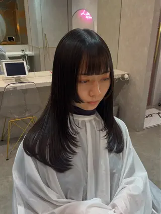 セミロング 韓国レイヤーカット/ ハイトーン/マアヤのヘアスタイル