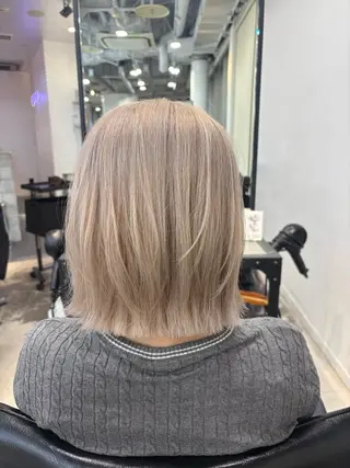 セミロング カラー HIKARI🐈‍⬛ ハイトーン×デザインのヘアスタイル