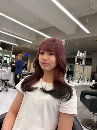 カラー ベージュ／ブラウン/ ナチュラルレイヤーのヘアスタイル