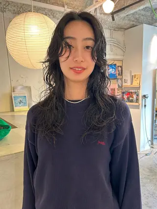 ロング パーマ Loom.所属・村上雅人 ナチュラルモードのヘアスタイル