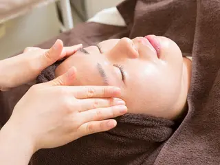 ミディアム カラー パーマ ネイル マツエク・マツパ ニキビ跡専門サロン Ａｉｎａのエステ・リラクイメージ