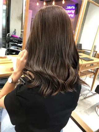 カラー ロビン所属・秋山 美奈のヘアスタイル
