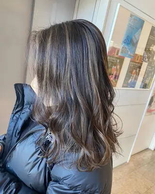 ロング 白髪ぼかしハイライト めさきすずなのヘアスタイル