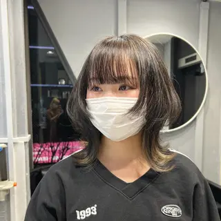 ミディアム カラー maya レイヤーカットのヘアスタイル