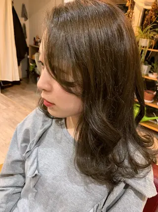 セミロング カラー 佐藤 美咲のヘアスタイル