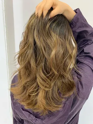 セミロング カラー オチ ハナのヘアスタイル