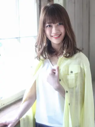 セミロング カラー ヤナ マネージャーのヘアスタイル