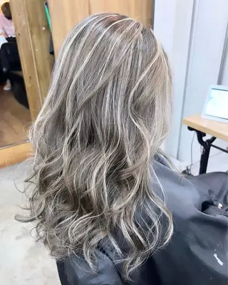 ロング ならざきつぐみ /天王寺/ハイトーンのヘアスタイル