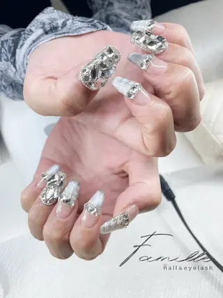 ミディアム nail&eyelash Famille池袋東口店所属・Tanaka Nailistのネイルデザイン