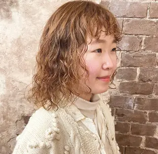 ミディアム パーマ ブリーチ、パーマ 西部笑のヘアスタイル