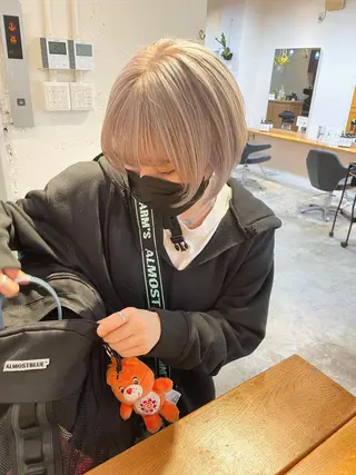 ショート カラー MIOベージュカラー 柔らかいカラーのヘアスタイル