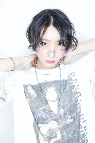 ショート カラー パーマ ウルフカット／吉村 桃子のヘアスタイル