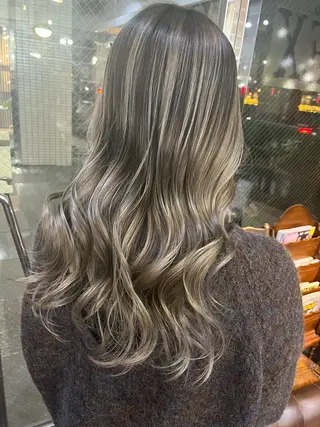 ロング カラー モモカ/ハイトーン /バレイヤージュのヘアスタイル