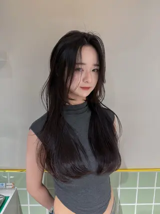 ロング KEIGO/ ブリーチ、矯正特化のヘアスタイル