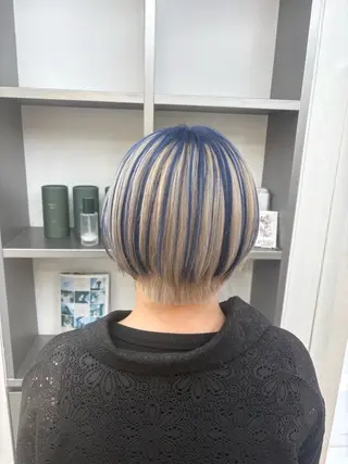 ショート カラー HIKARI🐈‍⬛ ハイトーン×デザインのヘアスタイル