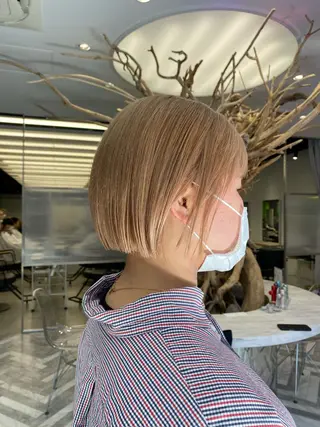 ミディアム 透け感ベージュ ／ミハルのヘアスタイル