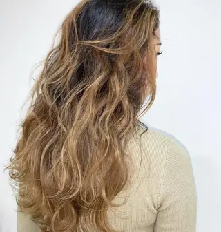 セミロング カラー ✨艶ブリーチカラー ✨四ノ宮裕己のヘアスタイル