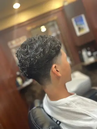 パーマ メンズ ヒロ銀座バーバーショップ新宿店所属・ITO TOMのヘアスタイル