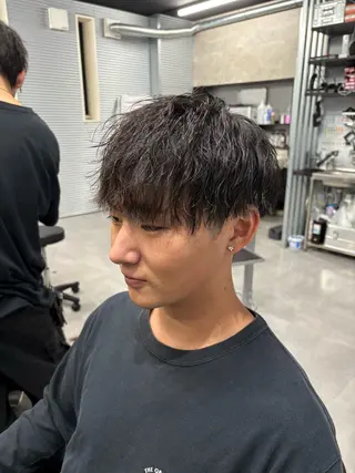 メンズ 波巻き/ツイスパ/ 短髪/鈴木俊也のヘアスタイル