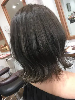 ミディアム カラー 塩崎 明菜のヘアスタイル