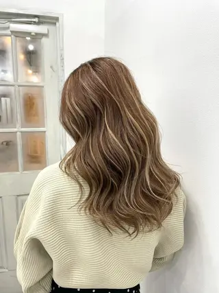 セミロング 白いハイライト🤍 タナカリョウスケのヘアスタイル