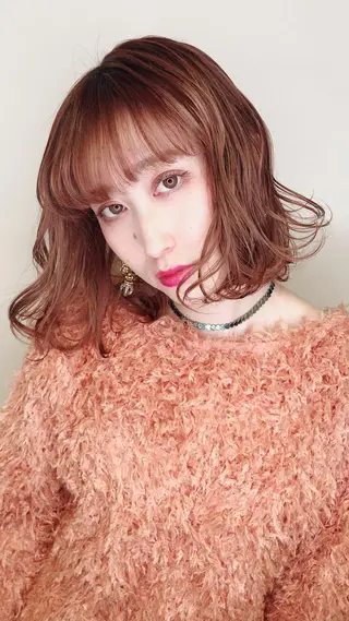 ミディアム カラー ウルフカット／吉村 桃子のヘアスタイル