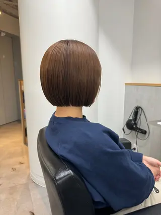 ショート laff 新宿所属・切りっぱなしボブ レイヤー/縮毛矯正のヘアスタイル