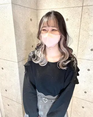 セミロング 韓国風/小顔レイヤー /艶カラーのヘアスタイル