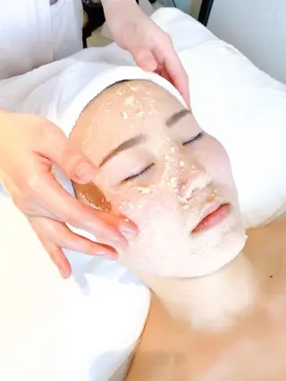 ミディアム メンズ マツエク・マツパ アイブロウ ニキビ・肌質改善専門 ♡人生が変わるサロンのエステ・リラクイメージ