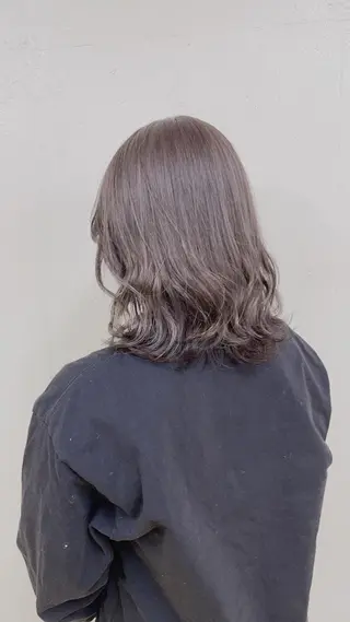 カラー ミルクティーカラー イイサカシュンスケのヘアスタイル