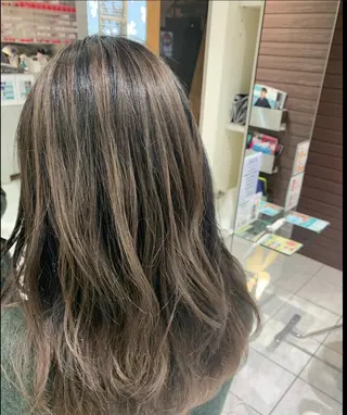 ロング 山下竣介 ヘアカラー専門美容師のヘアスタイル