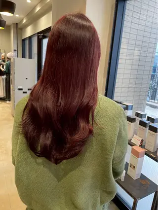 ロング 紅/艶カラー/ 透明感カラーのヘアスタイル