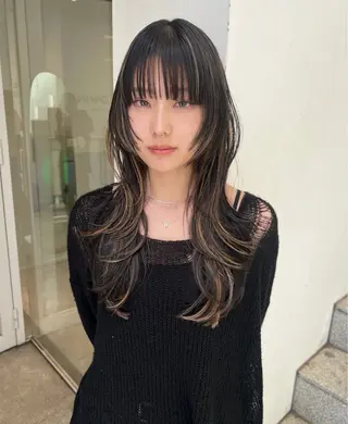 セミロング カラー TOMOYAレイヤー ブリーチ縮毛矯正のヘアスタイル