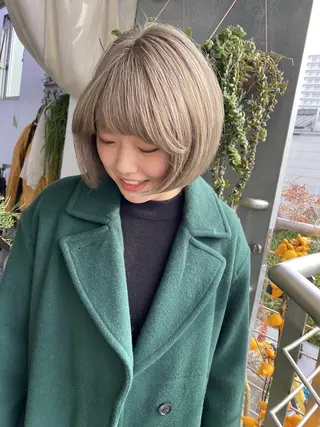 ショート カラー qiie リタッチ 黒染め　ワンカラーのヘアスタイル