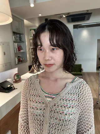 ミディアム パーマ 塩澤 榛奈のヘアスタイル