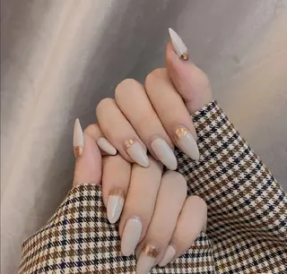 セミロング ネイル フィルイン、長さ出し 深爪矯正のネイルデザイン