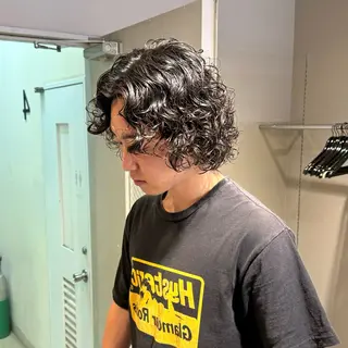 ミディアム パーマ ヘアアレンジ メンズ 顔まわりカット の達人のヘアスタイル