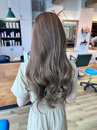 ロング カラー ツキダテ ユイのヘアスタイル