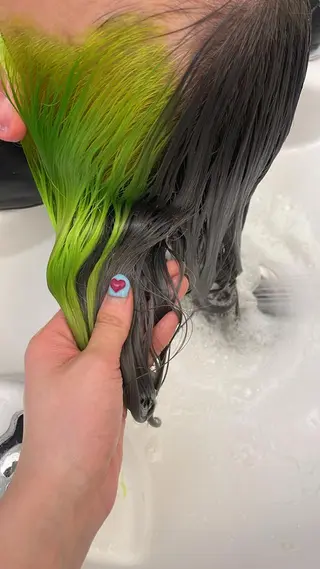 ミディアム 栗林 茉那のヘアスタイル