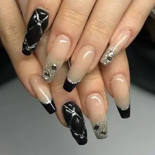 ネイル ⁸ᵃᵖᵖʸ🐝⋆゜ MöEのネイルデザイン