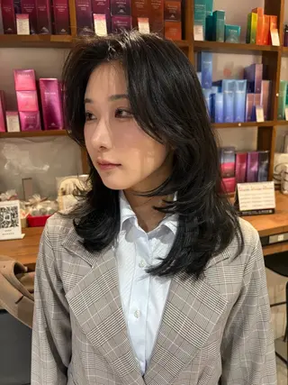 ミディアム カラー 海外レイヤー/赤み 消しカラー/上原聖奈のヘアスタイル